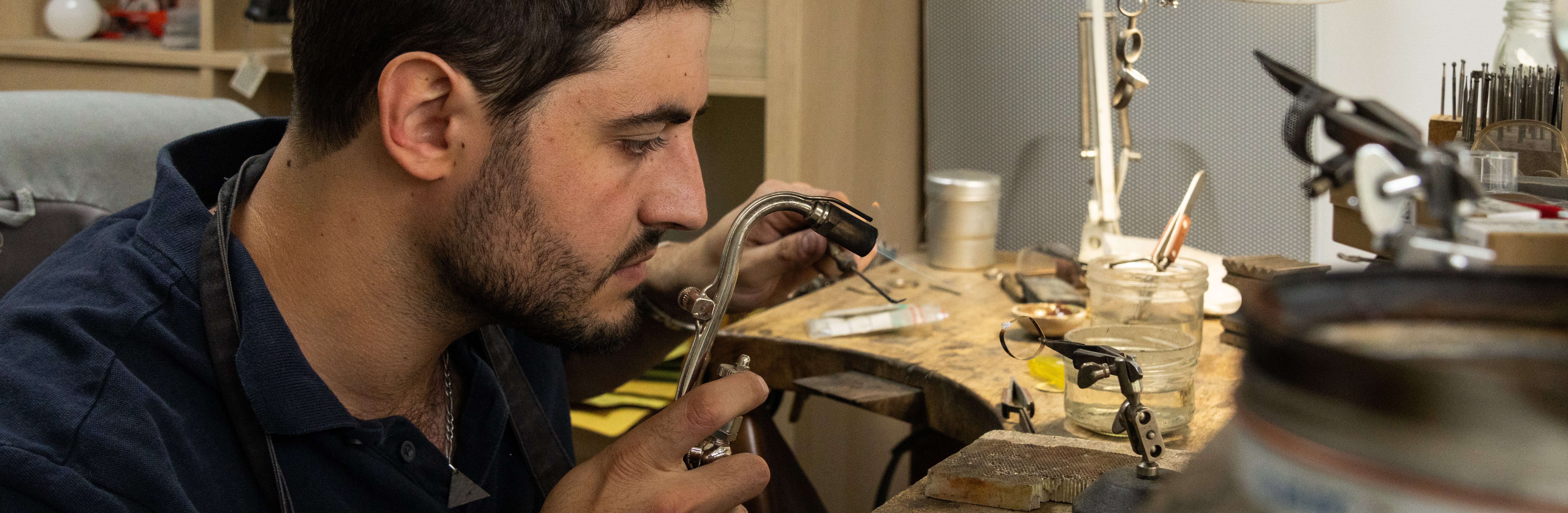 L'artisan joaillier au travail à l'atelier de Pouillon